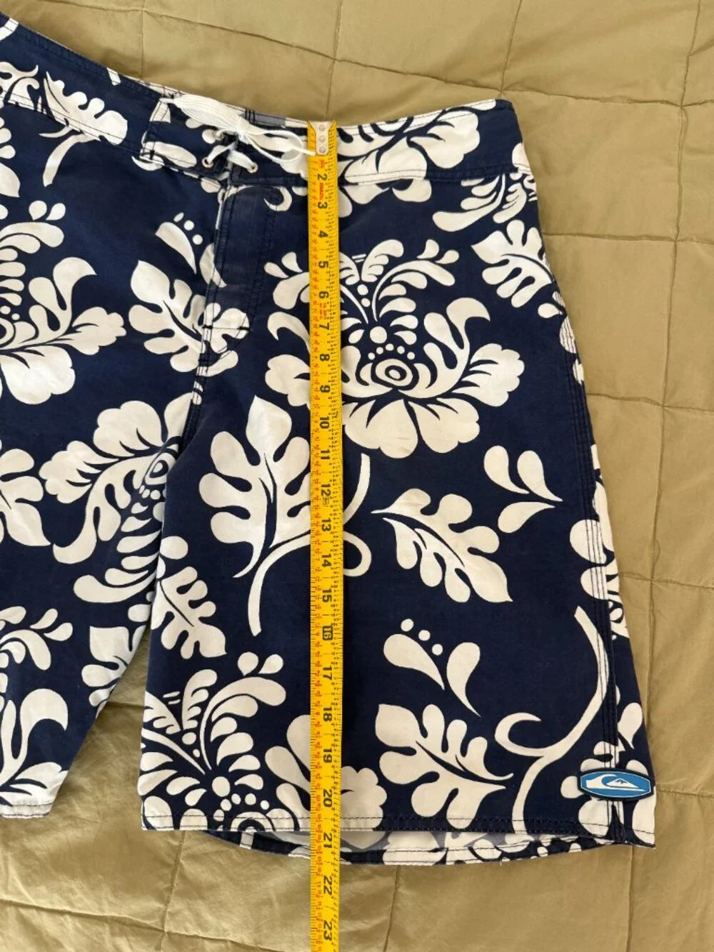 Vintage 90s / 00s Quiksilver Hawaiian Floral Boardshorts Navy White Size 34